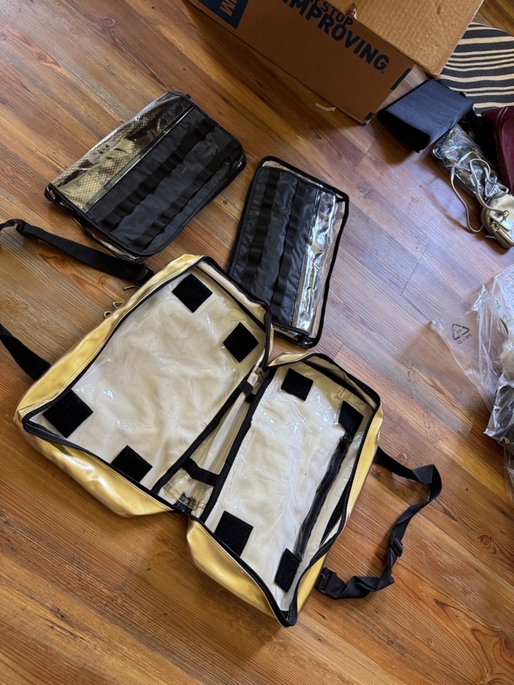 NWOT. TRAVEL MAKEUP SUITCASE ZIPPERS/Velcro Enclosure Pull out 2 Plastic Storage